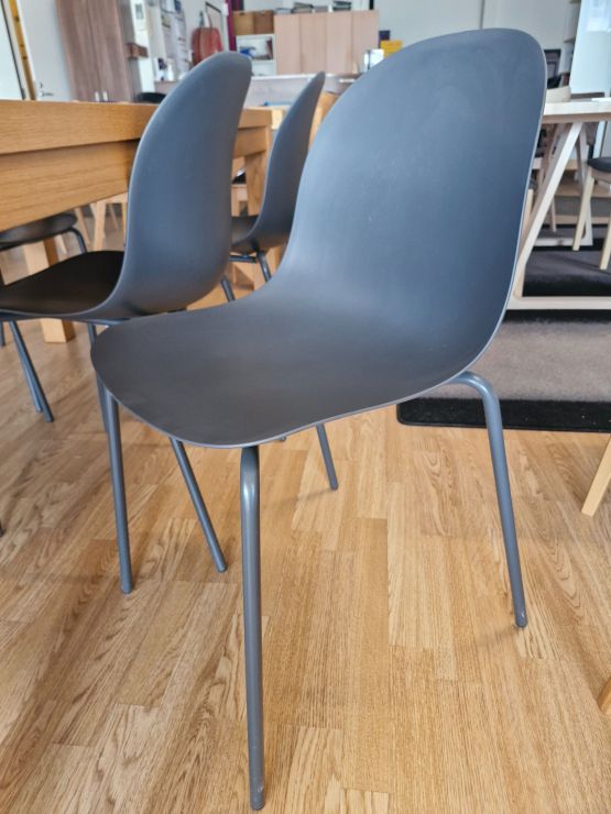 ACADEMY TUOLI 90 €
